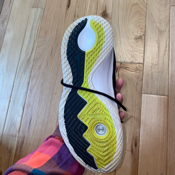 Nike Kylie FlyTrap basketball shoes - Picture 2 of 2